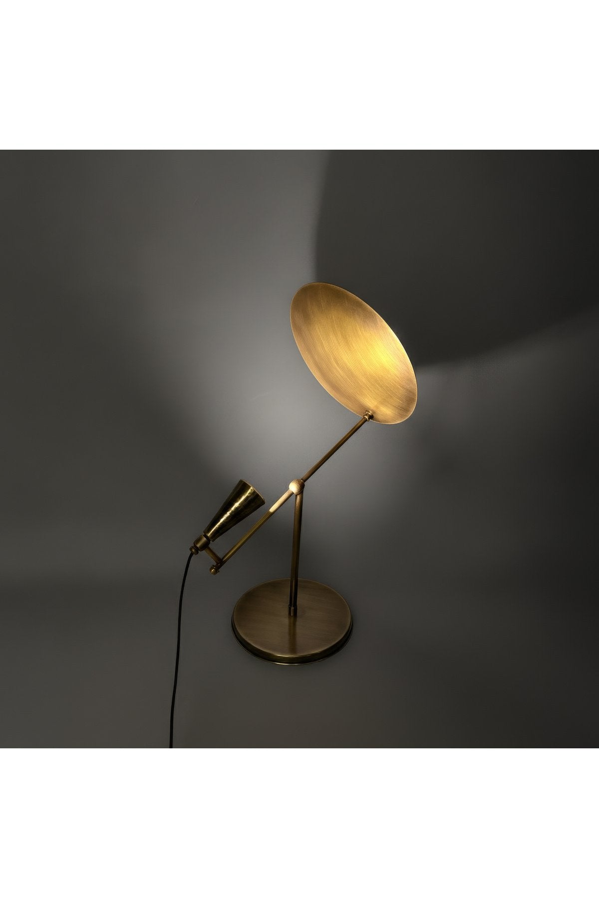 Antik Pirinç Dekoratif Masa Aydınlatma Lambası – Zamansız Tasarım (220V)