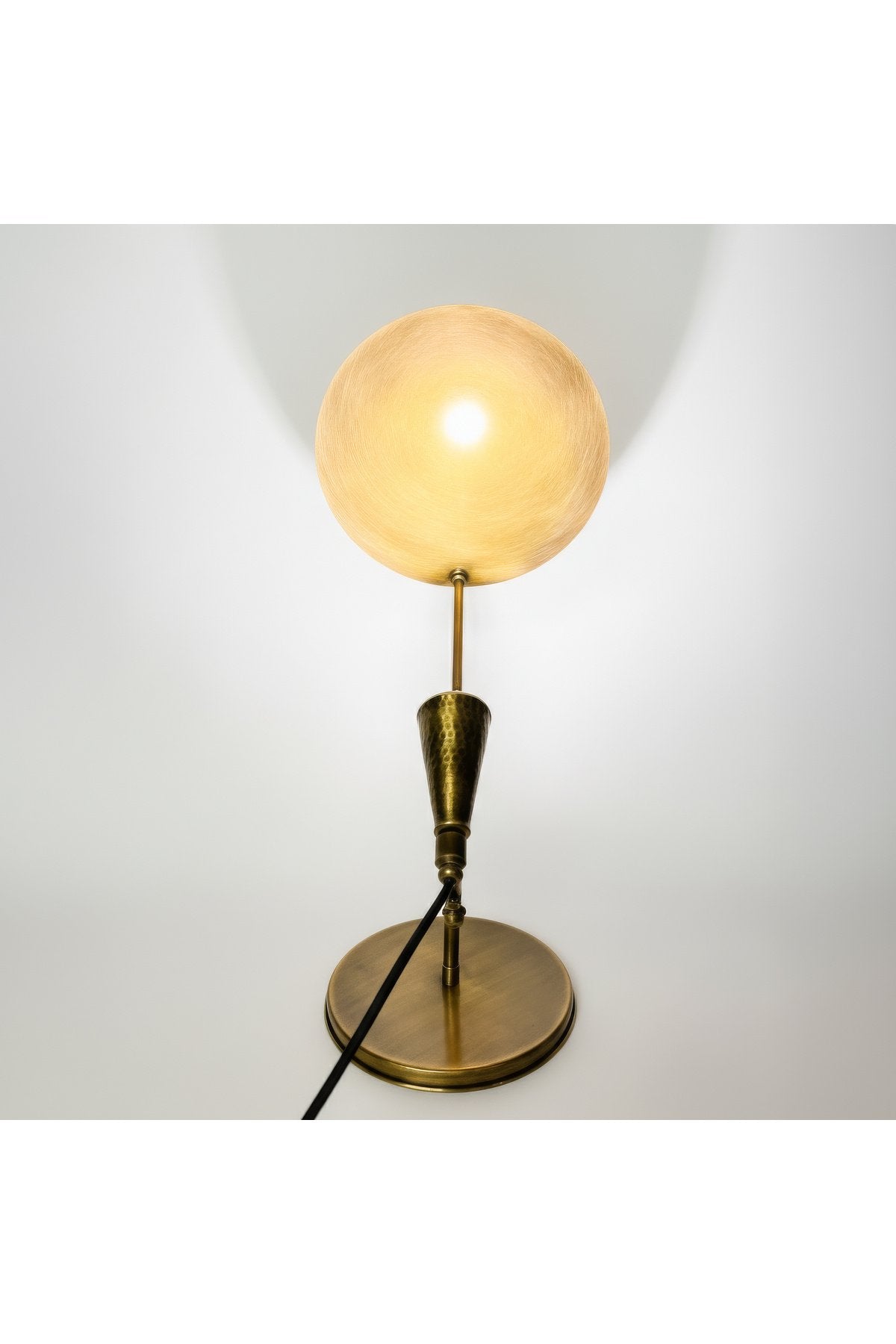 Antik Pirinç Dekoratif Masa Aydınlatma Lambası – Zamansız Tasarım (220V)