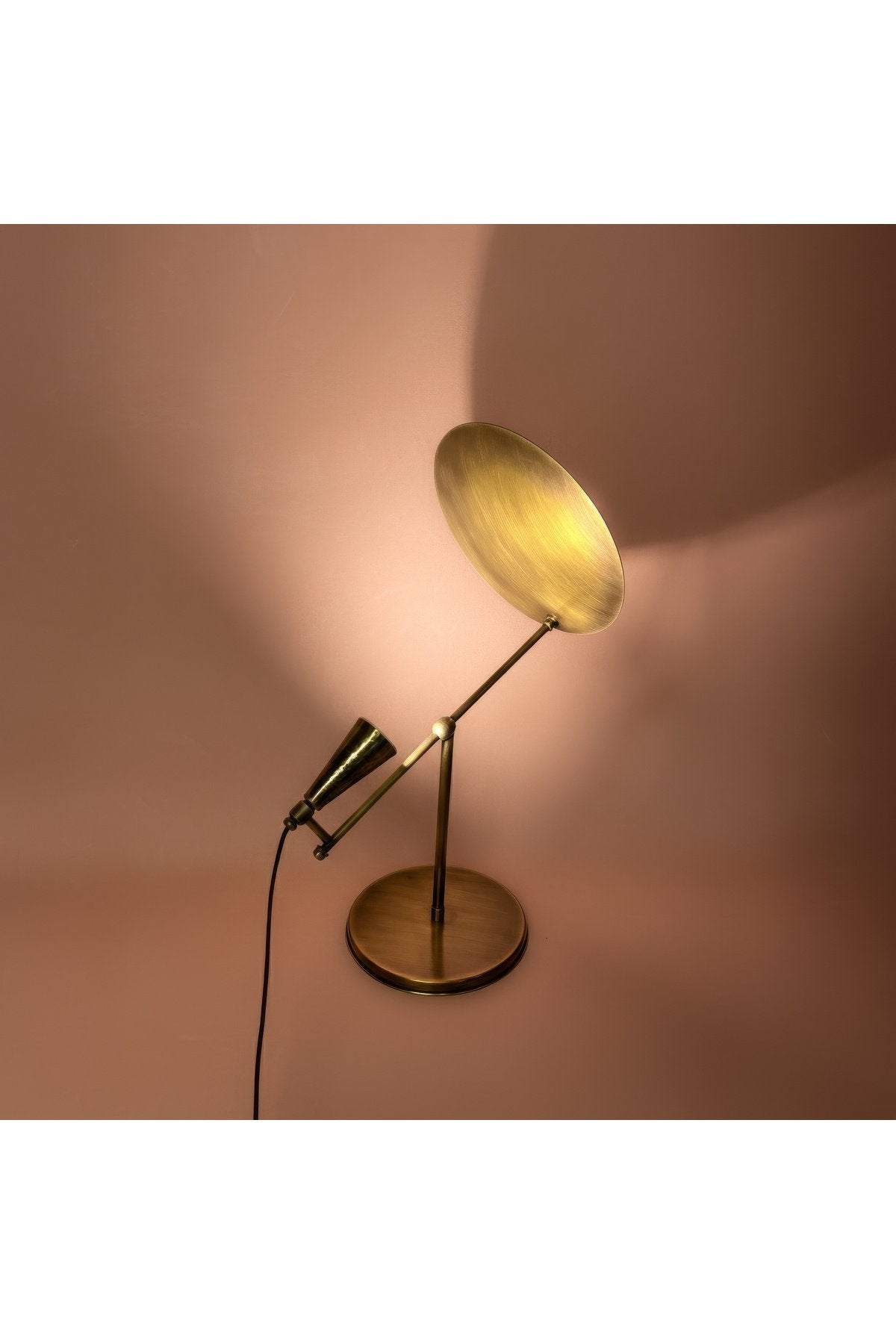 Antik Pirinç Dekoratif Masa Aydınlatma Lambası – Zamansız Tasarım (220V)